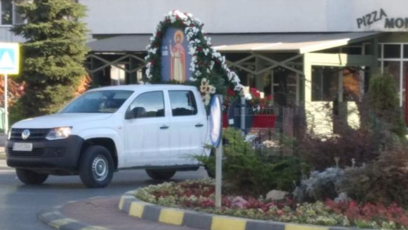 Suceava: Racla cu moaștele Sf. Ioan cel Nou de la Suceava, plimbată prin oraș, pentru diminuarea pandemiei / Primarul Sucevei a susținut că o procesiune similară a ajutat la scăderea numărului de cazuri, în primăvară