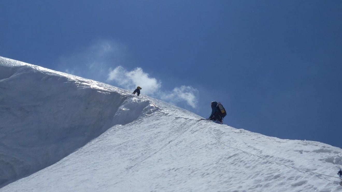 Alpinistul Horia Colibășanu, surprins de o avalanșă pe Dhaulagiri la 6.800 metri altitudine. El a scăpat, împreună cu cei doi colegi de expediție