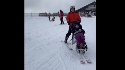 Ministrul Economiei: Tabăra de schi de la Cheile Grădiştei a avut peste 30 de participanţi, persoane cu dizabilităţi. Vom introduce turismul adaptiv în noua strategie de dezvoltare a turismului