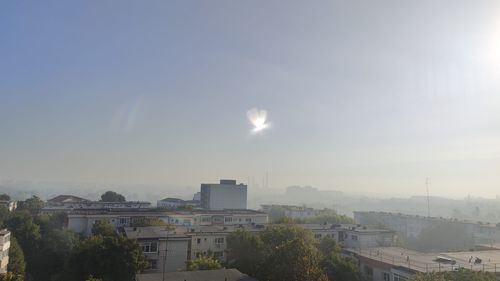 FOTO Poluare masivă a aerului în Bucureşti, după incendiul puternic care a mistuit Complexul „Dragonul Roşu” / Cel mai afectat, cartierul Berceni, din sudul Capitalei / Comisarul general al Gărzii de Mediu: Depăşire de patru ori a valorii maxim admise
