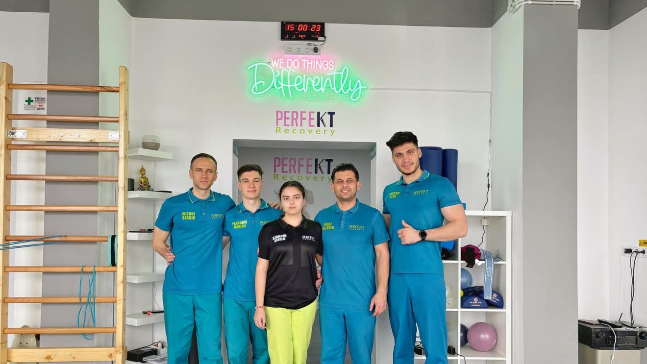 Dacă ai devenit conștient că postura ta are probleme, sau te confrunți cu dureri, trebuie să știi că există soluții care te pot ajuta să previi agravarea