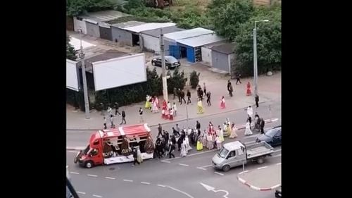 VIDEO 15 amenzi în valoare totală de 7.000 lei, date organizatorului şi participanţilor la un cortegiu funerar care nu purtau mască de protecţie