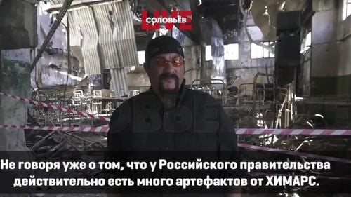 VIDEO Actorul american Steven Seagal împrăștie retorica rusă și conspirația privind ”naziștii” din Ucraina, într-o vizită la închisoarea Olenivka, unde au murit 53 de prizonieri ucraineni: ”Unul din naziștii începuse să vorbească despre Zelenski, care e responsabil de tortură și atrocități”