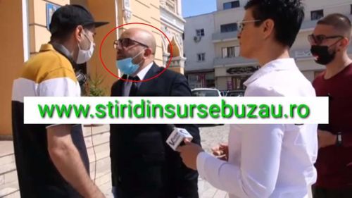 VIDEO Un consilier local din Buzău a lovit un ziarist peste față cu un dosar pentru un articol care nu i-a convenit