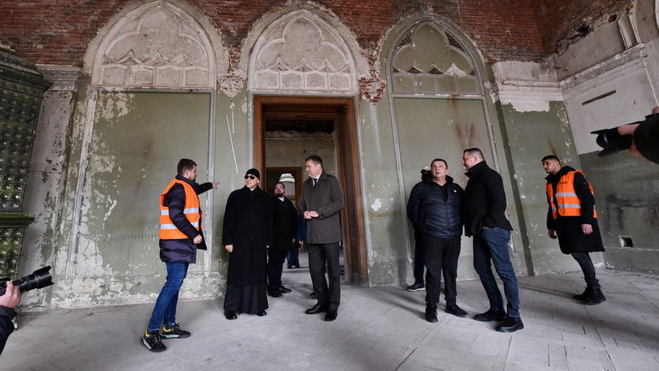 Au început lucrările de restaurarea a Palatului Episcopiei Greco-Catolice din Oradea, imobil de patrimoniu distrus de incendiul din 2018 / În doi ani, localnicii și turiștii vor avea aici un nou centru cultural