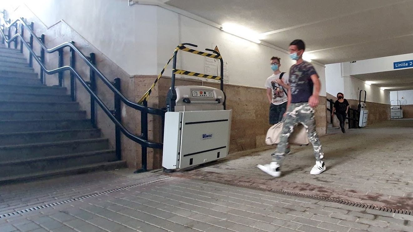 Elevatoare de zeci de mii de euro pentru persoane cu dizabilități, abandonate și devastate înainte de a fi puse în funcțiune în gara din Sibiu 