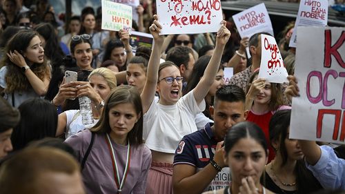 Mii de bulgari au protestat împotriva violenței asupra femeilor, după ce un tribunal a decis că 100 de tăieturi de cuțit reprezintă "leziuni corporale uşoare"