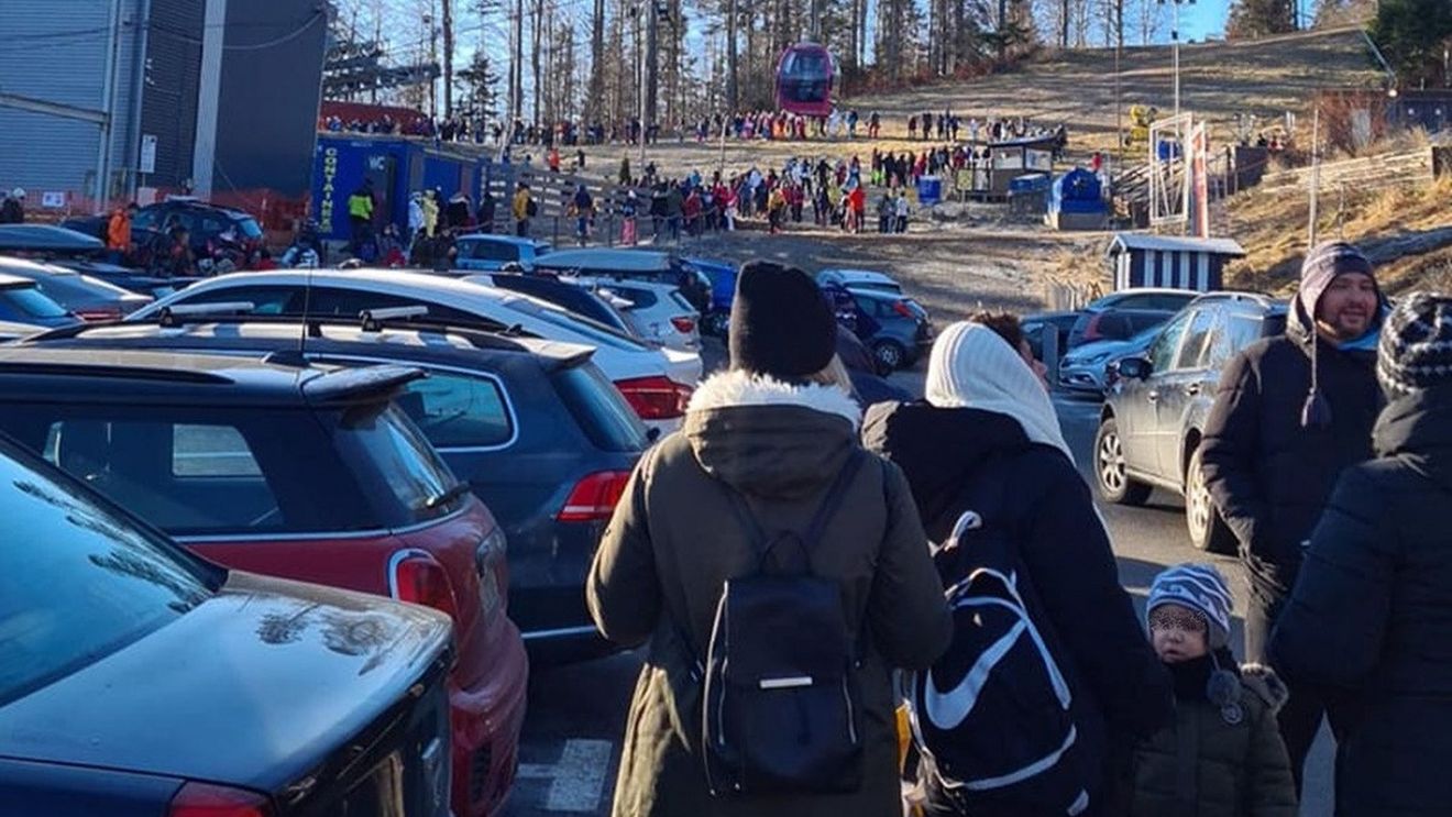 Coadă uriaşă la telegondola Sinaia. Administrator pârtie: Nu am mai văzut aşa ceva până acum. Am cerut ajutorul jandarmilor, să ne asigurăm că lumea păstrează distanţa şi poartă masca