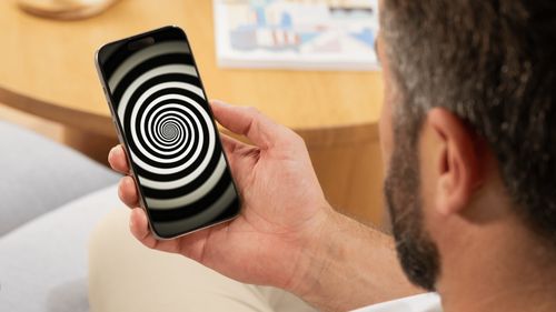 Telefonul tău știe să-ți folosească dopamina împotriva ta – și asta îți distruge concentrarea