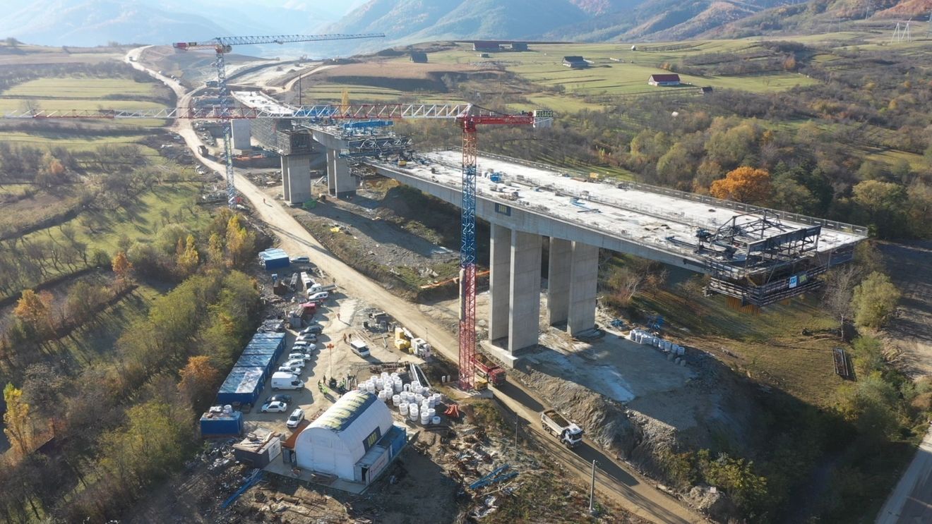 FOTO Autostrada Sibiu – Piteşti: Lotul Sibiu – Boiţa a ajuns la 55% execuţie. Constructorul PORR lucrează pe şantier cu 500 de drumari şi 300 de utilaje