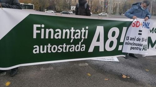 Miting auto pentru susţinerea Autostrăzilor Moldovei, pe 10 aprilie. Realitatea cruntă: România are 914 kilometri de autostradă şi doar 17 kilometri sunt în Moldova