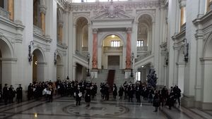 VIDEO Zeci de avocați protestează la Palatul de Justiție după condamnarea lui Robert Roșu. Ei au pancarte cu mesaje precum "Alături de Robert" sau "Interzicerea identificării avocatului cu clientul"