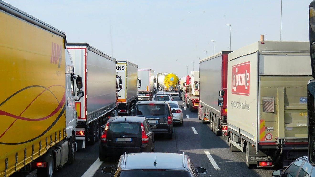 Coloane de camioane la frontiera cu Ungaria: şase ore se aşteaptă la PTF Nădlac II