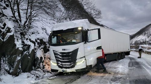 Circulaţie îngreunată pe Valea Oltului din cauza ninsorii abundente / În cursul zilei au fost ambuteiaje și din cauză că mai multe camioane au rămas blocate
