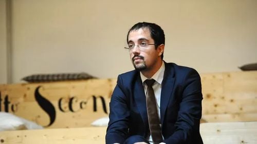 Cezar Hâj, soțul ministrului Educației, Ligia Deca, a lucrat la Trencadis, una dintre companiile care au câștigat licitația pentru Biblioteca școlară virtuală, proiect de 47 de milioane de euro al Ministerului Educației, și al cărui manager a fost consultant al lui Klaus Iohannis