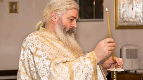 Preotul Calistrat de la Mănăstirea Vlădiceni, filmat când lovește o femeie, a fost oprit de la slujbe de Mitropolia Moldovei