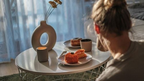 STUDIU Sentimentele de singurătate afectează în mod direct alimentația femeilor / "Cercul vicios" al sănătății mintale și dietelor nesănătoase