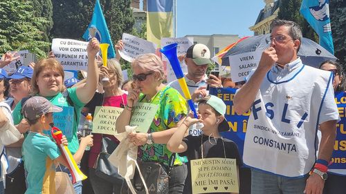 FOTO VIDEO Atmosferă asurzitoare în centrul Constanței, unde sute de profesori și elevi au protestat pentru prima dată de la începutul grevei, cu vuvuzele, tobe și fluiere/ Până acum, dascălii se alăturau colegilor la manifestațiile din Capitală