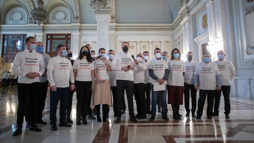 FOTO Protest al parlamentarilor USR faţă de lipsa de reacţie a autorităţilor la poluarea aerului din Bucureşti