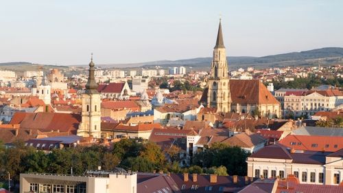 Clujul, metodă proprie privind diminuarea salariilor angajaților de la stat. Guvernul nu-și mai asumă schema șomajului tehnic, promisă de Orban