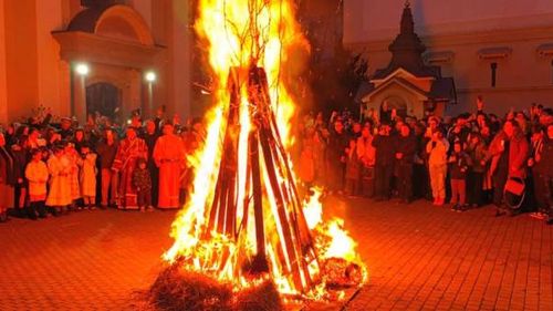 Sârbii din Arad au aprins badnjakul în Ajunul Crăciunului pe rit vechi / ”Avem această binecuvântare de a sărbători toate sărbătorile de două ori”