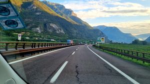 De ce costă mai mult benzina și motorina în stațiile de pe autostradă? Rolul concurenței și chiria pe locații / Prețul carburantului plătit la benzinărie ar trebui să reflecte prețurile petrolului din urmă cu aproximativ o lună