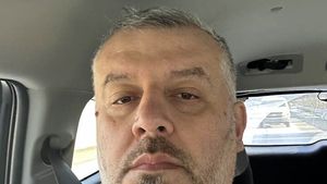 Cine sprijină campania lui Georgescu împotriva lanțurilor comerciale? Un vechi oficial guvernamental, cu firme abonate la bani publici / UPDATE Marius Poșa: „Respectiva postare nu îmi aparține și a fost realizată ca urmare a unei acțiuni de hacking asupra contului meu”