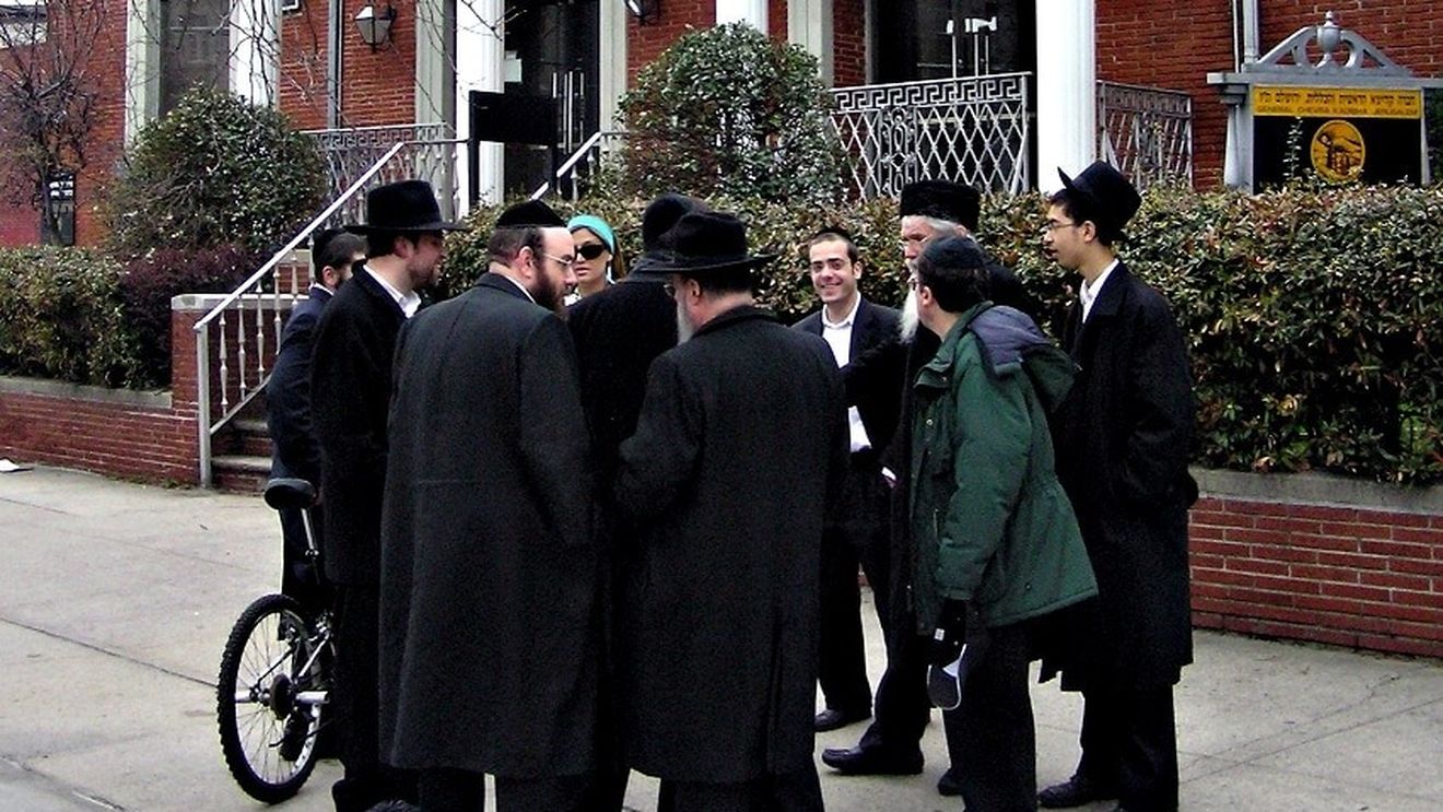 Reședința unui rabin din New York a fost atacată în timpul celebrării Hanuka/ Cinci persoane au fost înjunghiate