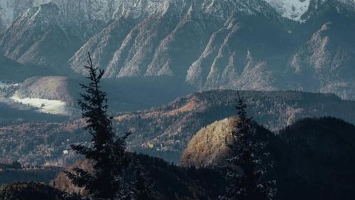 Se schiază în condiții de primăvară în Poiana Brașov / Zăpada îmbibată cu apă solicită foarte tare articulațiile genunchiului