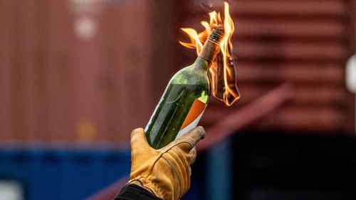 Biroul UE la Sofia, atacat cu cocktail Molotov de manifestanţi ai extremei drepte proruşi, care se opun aderării la zona euro / Geamuri sparte, pereţii stropiţi cu vopsea roşie / Şase arestări, zece poliţişti răniţi / Von der Leyen denunţă ”vandalizarea” biroului
