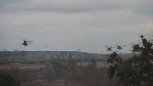 VIDEO Elicopter rusesc, doborât lângă Kiev / Lupte grele pentru controlul asupra aeroportului militar Gostomel