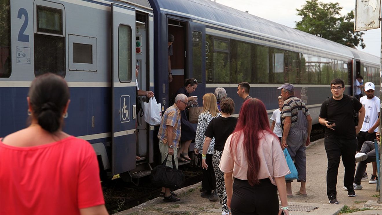 REPORTAJ Cu trenul de la Sibiu la mare și înapoi: 28 de ore, cu pături, aglomerație și muzică