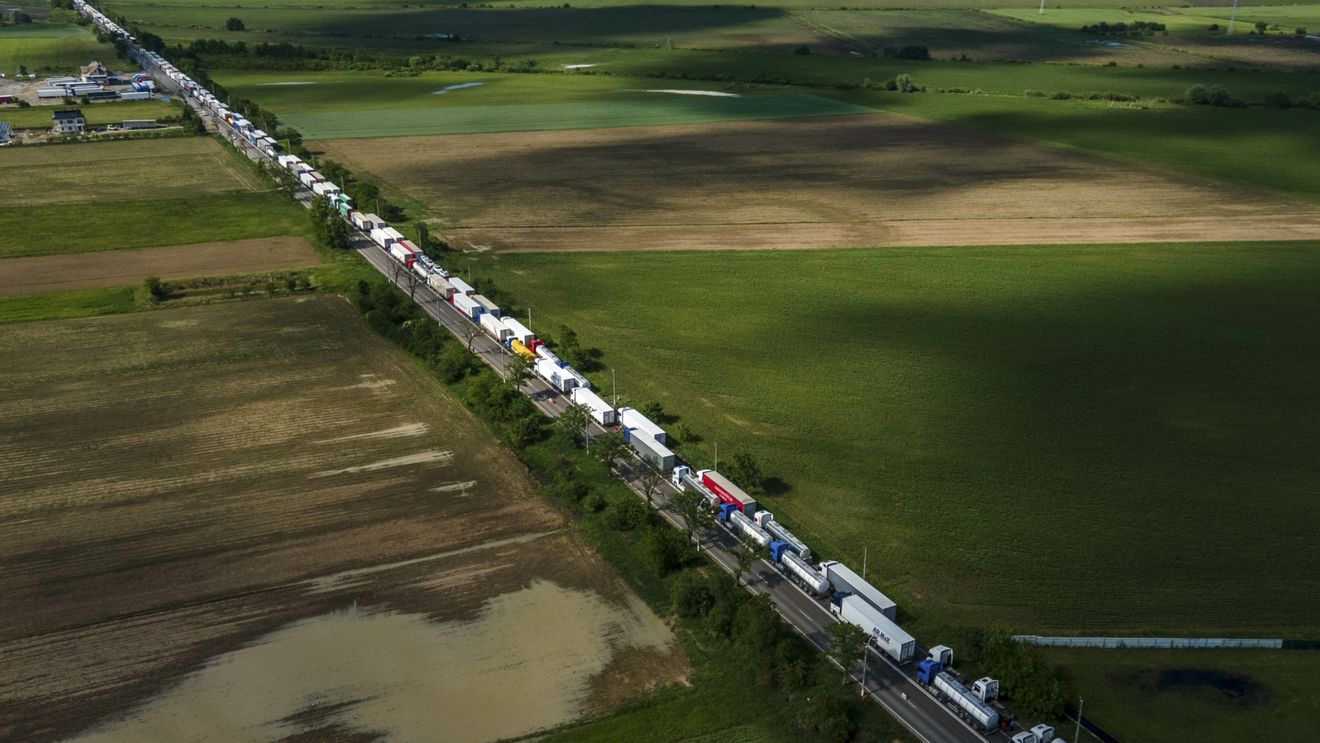 Şoferii ungari de TIR pun capăt blocării frontierei cu Ucraina după zece zile, fără nici un câștig