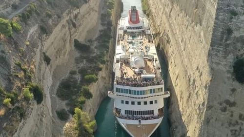 Canalul Corint din Grecia a fost închis circulației maritime din cauza frecventelor alunecări de teren, până la finele lui martie