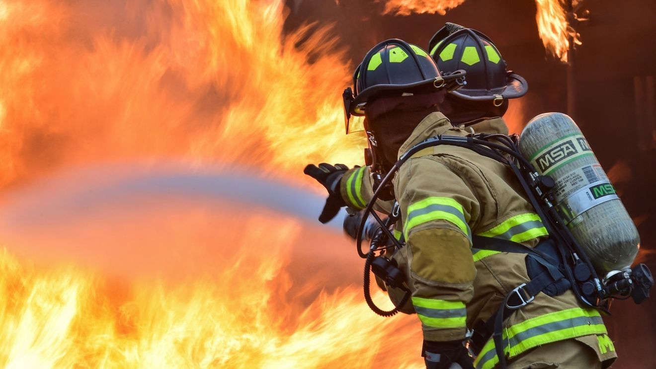 Incendiul de lângă stațiunea spaniolă Tarifa, de unde au fost evacuați mii de turiști, a fost stabilizat