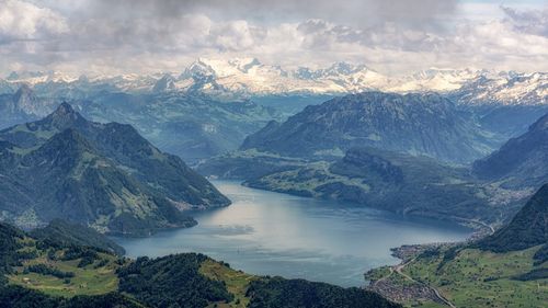 Elveția a aruncat tone de muniții în lacurile sale, între 1918 și 1964. Acum oferă 57.000 de dolari pentru cele mai bune idei de a le recupera