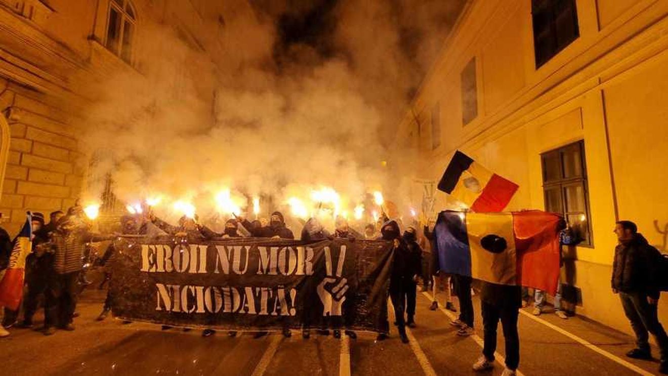 Suporterii echipelor de fotbal din Timişoara, în marş pentru comemorarea eroilor Revoluţiei din Decembrie, 1989