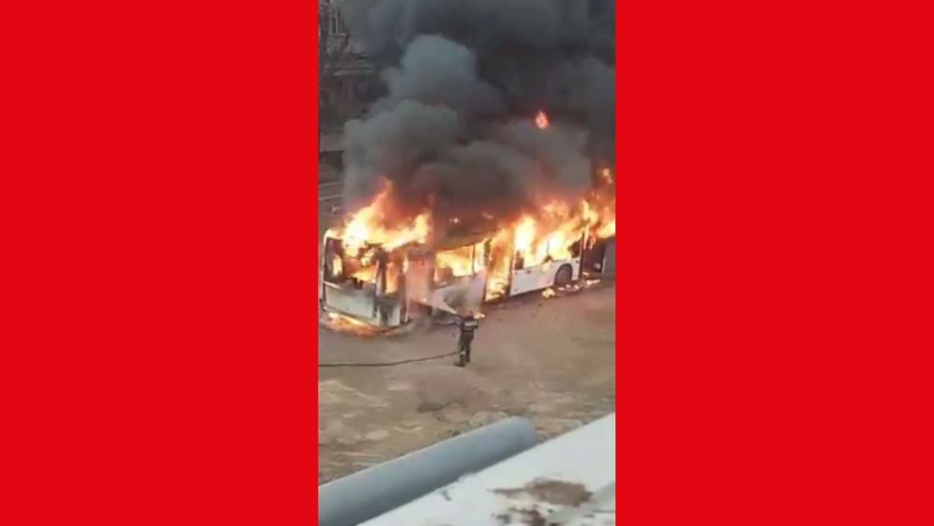 Galați: Un autobuz al societății de transport public a fost mistuit de un incendiu în trafic