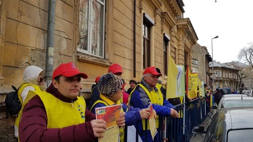 VIDEO Protest al sindicatelor din Educație “Spiru Haret” la Ministerul Educației: aproximativ 100 de profesori cer micșorarea numărului de elevi la clasă, debirocratizarea învățământului