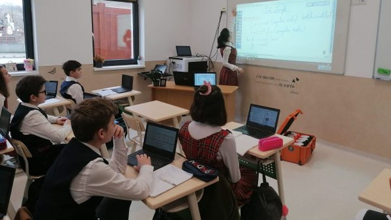 Școala SMART de la Ciugud (Alba) continuă cursurile în mediul online. Cum folosesc elevii și profesorii o platformă educațională specială