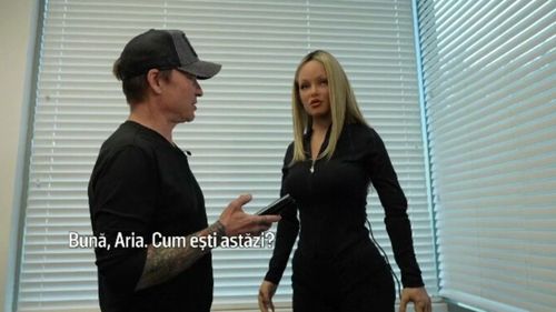 Singurătatea va fi alungată de roboți în viitor. Aria, un robot hiper-realist, este capabil să formeze relații umane complexe