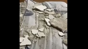 VIDEO O parte din tavanul unei camere din căminul Şcolii de agenţi de Poliţie din Câmpina s-a desprins şi a căzut / Sindicatul acuză „firme de casă” / Nimeni nu a fost rănit