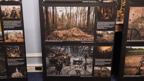 FOTO Revoluția din 1989 și războiul din Ucraina, expoziție organizată de ICR Londra / Expun Andreea Alexandru, Constantin Duma și Vadim Ghirdă