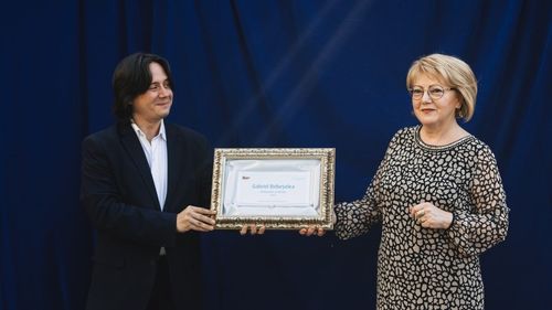 Dirijor de 34 de ani, desemnat ambasador de onoare al Sibiului. Artistul Dan Perjovschi și ambasadorul Emil Hurezeanu sunt printre cei care au mai primit acest titlu