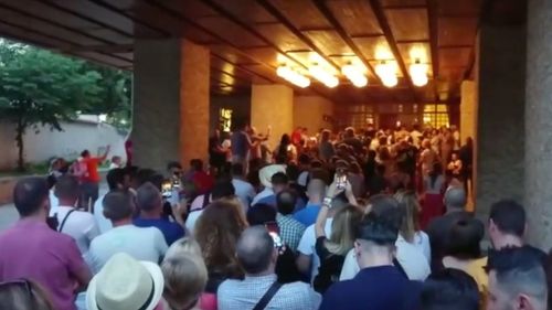 VIDEO Zeci de români au forțat intrarea în clădirea Ambasadei României de la Atena și cer imperativ să fie lăsați să voteze