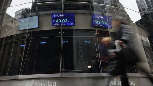 Preţul acţiunilor companiei de social media a lui Donald Trump a crescut marţi cu peste 50%, la debutul pe Wall Street