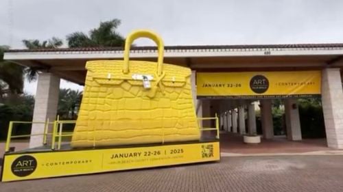 „The Big Birk”, inspirată de geanta Birkin, sosește în Palm Beach pentru târgul de artă / Prețul sculpturii pleacă de la 250.000 de dolari