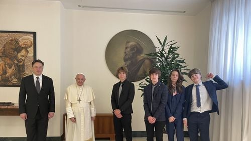 Elon Musk și băieții săi, alături de Papa Francisc: „Onorat să mă întâlnesc cu @pontifex, ieri”