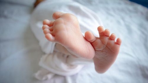 Un băiețel de 550 de grame e cel mai mic copil născut la o maternitate din Timișoara / Născut în august, se află în continuare în spital: ”Toată ziua e drăgălit. Mama lui a plecat, dar vine să-l vadă”