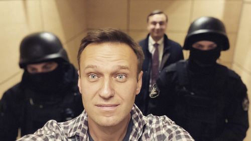 Aleksei Navalnîi ar fi fost otrăvit lent în închisoare, susțin apropiații: ”A fost chemată o ambulanță, avea dureri puternice de stomac”/ Liderul opoziției ruse a slăbit rapid și s-a confruntat cu mai multe probleme de sănătate